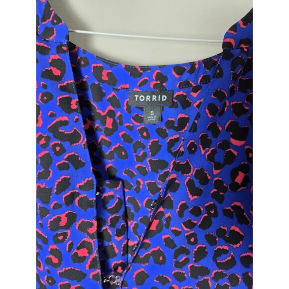 Torrid Harper Blouse Plus Size 5X Blue Pink Animal Print V-Neck - Picture 2 of 4